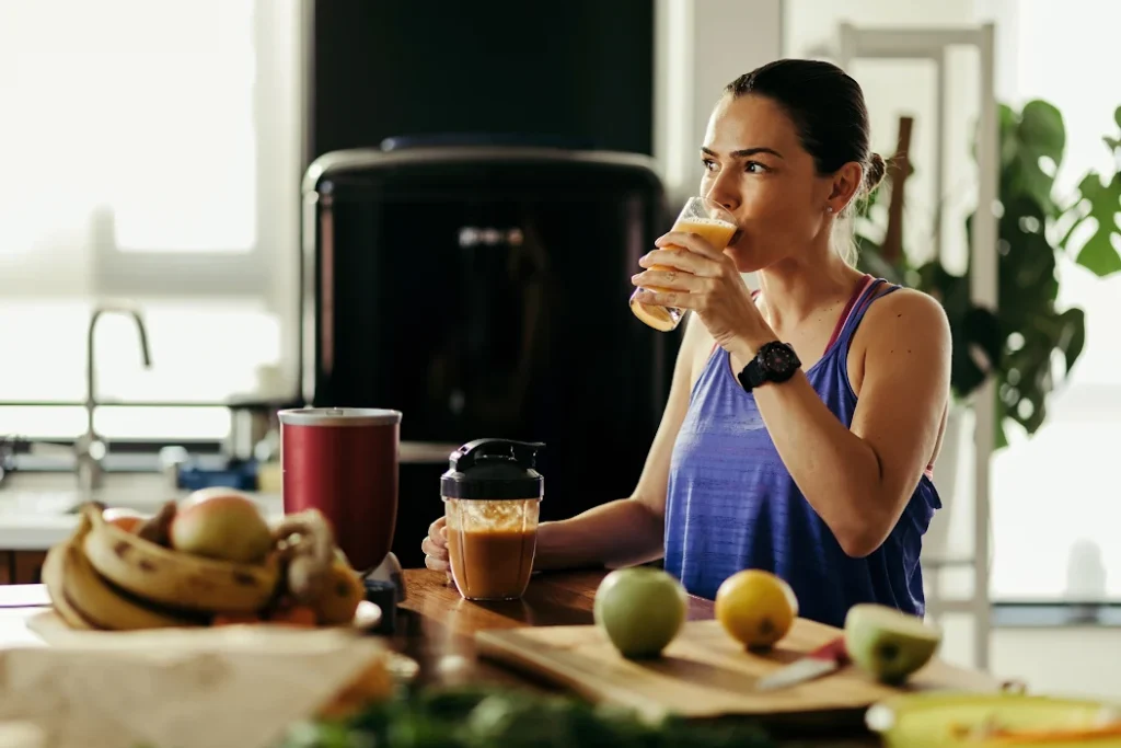 mulher tomando um suco com vitaminas