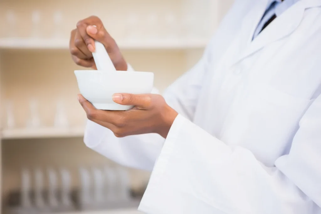 Farmacêutico produzindo um produto manipulado