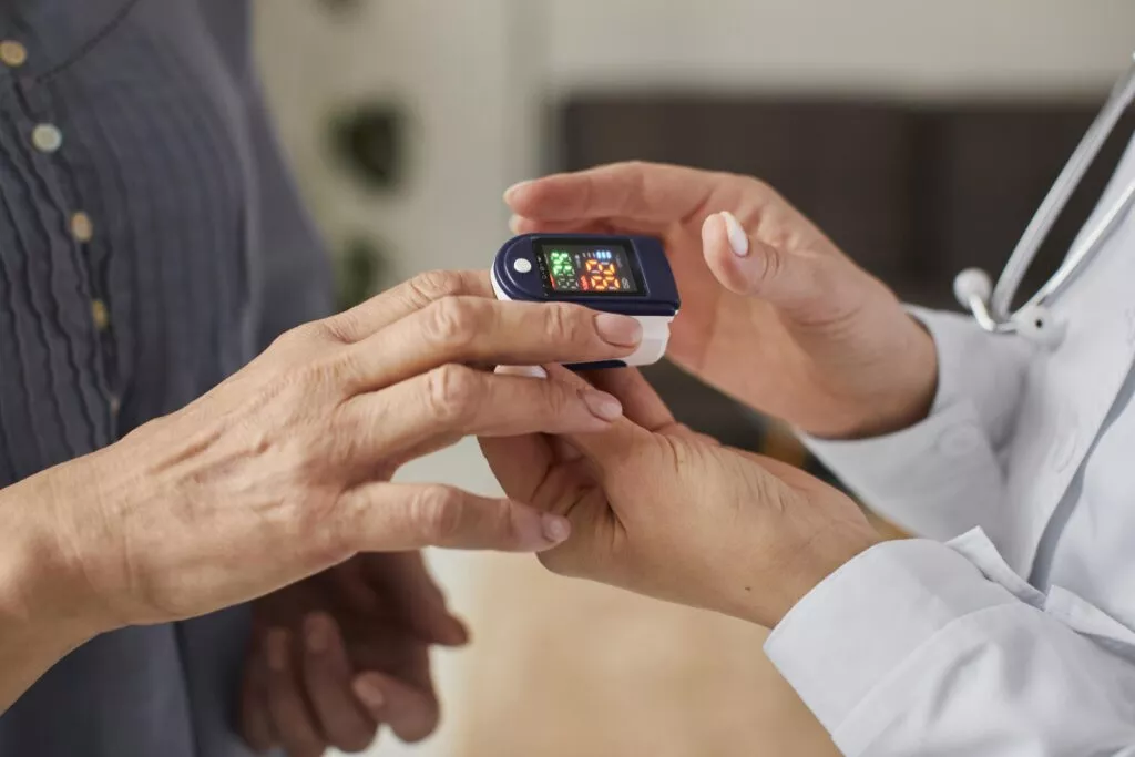 Médico testando nível de oxigênio de paciente