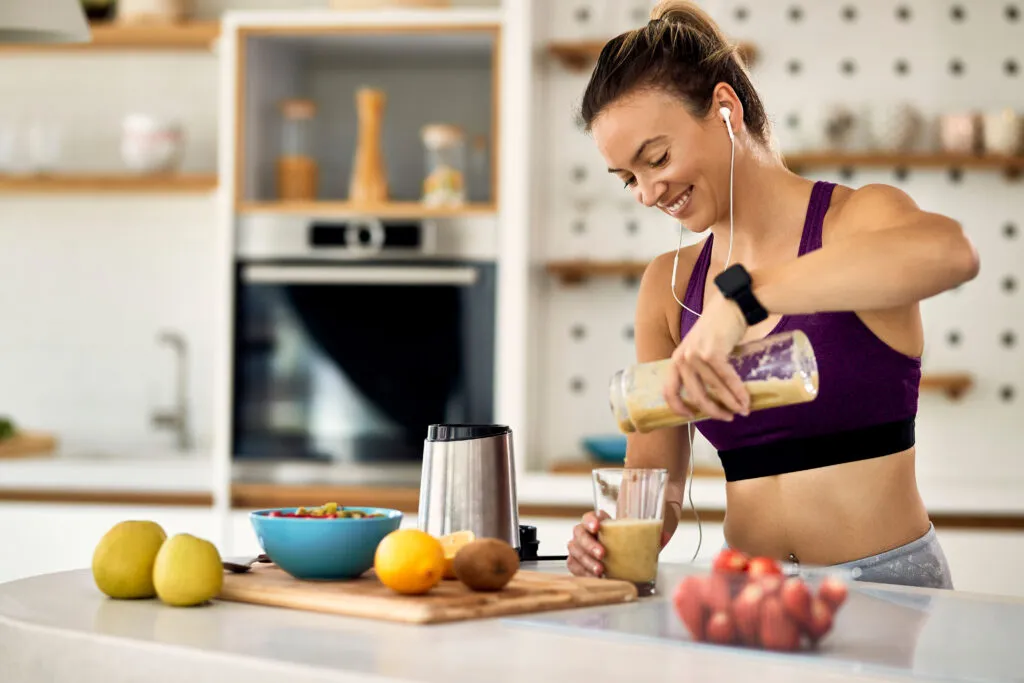 Mulher preparando Whey