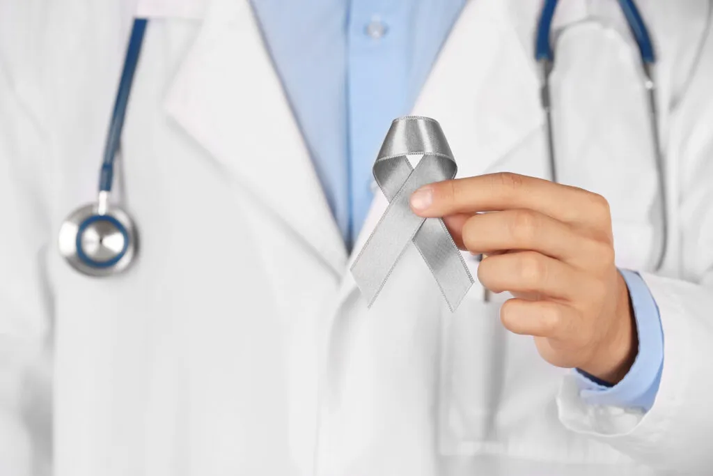 medico segurando fita cinza vista de perto conceito de asma de diabetes de cancer cerebral